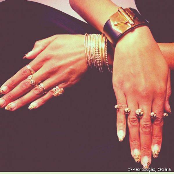 O degrad? de lantejoulas douradas foi uma das nail arts mais glamourosas que Ciara usou at? agora